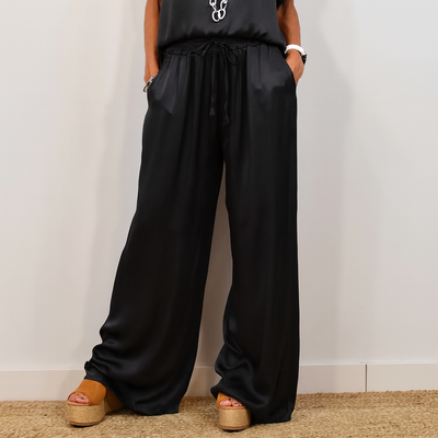 Elegant Satin-Jumpsuit – Raffinerad Stil med Oansträngd Grace