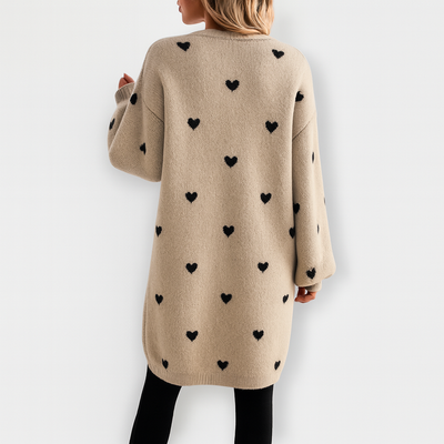 Herzprint Cardigan – Bekväm charm med en lekfull touch